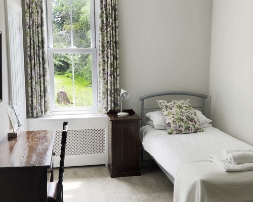 Stay At Claridge House Quaker Rerteat Lingfield Surrey 7