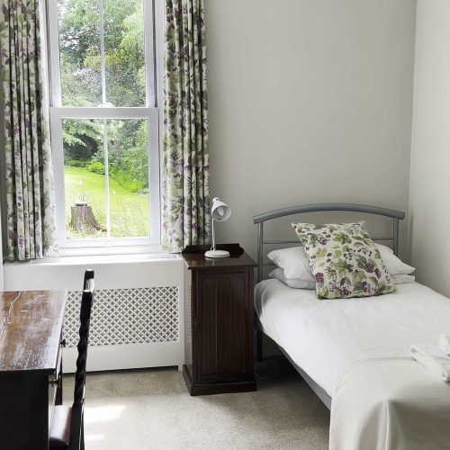 Stay At Claridge House Quaker Rerteat Lingfield Surrey 7